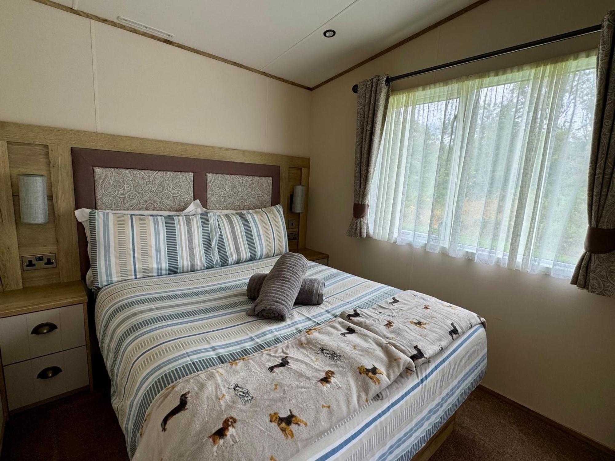 Paws Lodge, Hot Tub, Pet Friendly South Cerney Eksteriør bilde
